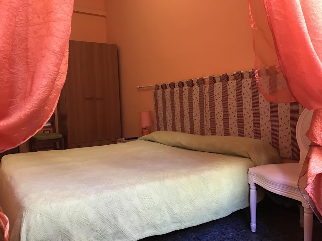Camera Matrimoniale/Doppia con Letti Singoli con Bagno in Comune